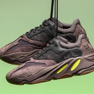 Adidas Yeezy Wave runner 700 in color Mauve